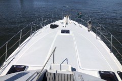 Large fore deck