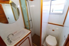 Aft-Cabin-Bathroom