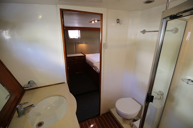 Master-Stateroom-ensuite