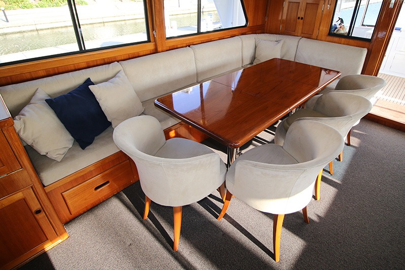 Saloon-settee